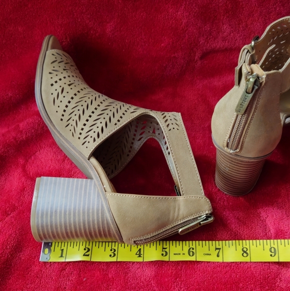 Indigo Rd Irzairy2 Taupe Women's Block Heeled Open Toe Sandals - Size 8M - Picture 3 of 4